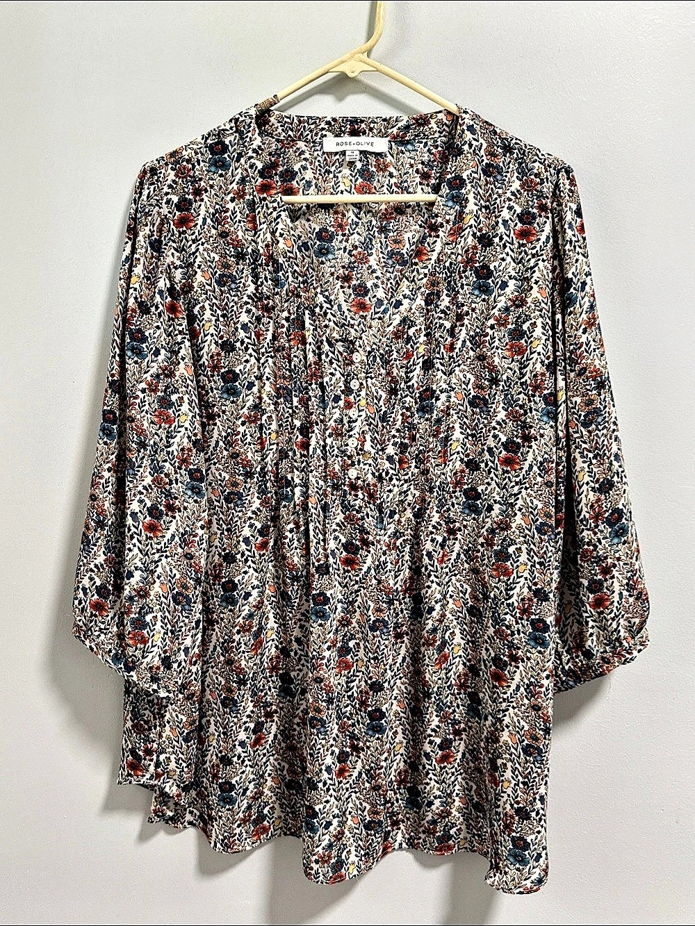 Rose + Olive Floral Blouse in Cream & Blue Size 1X Like New
